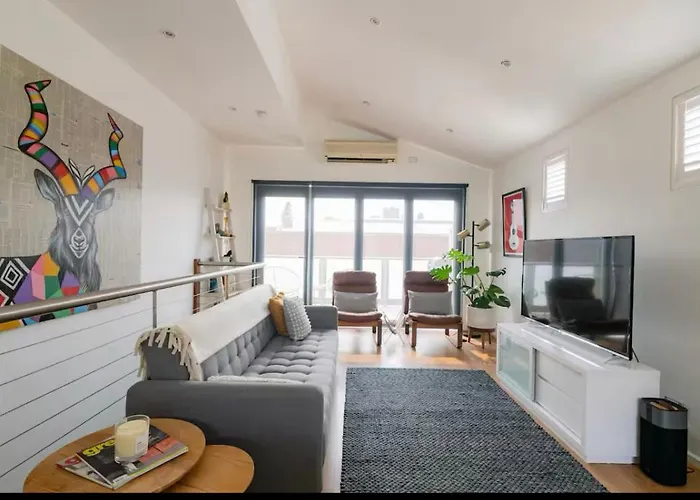 Designer Townhome Adjacent To East Brunswick Village 2Min To Tram Plus Private Parking