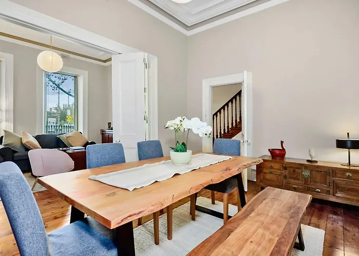 Charming Fitzroy Retreat Art, Dining, Serenity