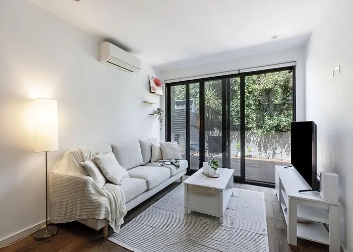 Hidden Gem In Mckinnon Apartment By Ready Set Host