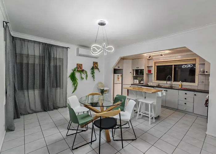 Northern Home-Close To Airport, Walk To Train