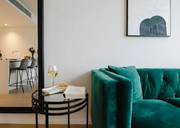Sophisticated Skyline Serenity At Southbank