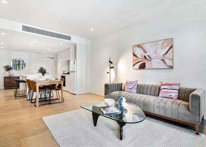 Spacious Modern Apartment With Pool & Gym Access