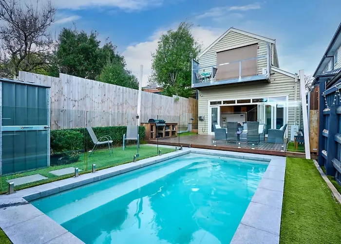 Bowen Street Family Retreat With Pool