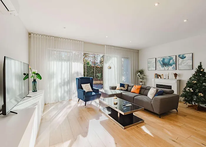 Spacious 4Br Designer Home In Prime Brighton East