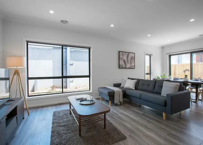 Comfy And Warm Home In Point Cook