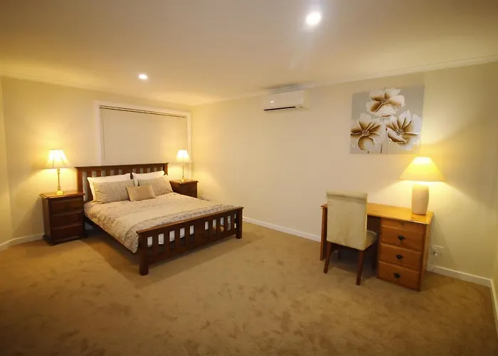 Silver House - Melbourne Airport Accommodation - 7 Minutes From Melbourne Airport