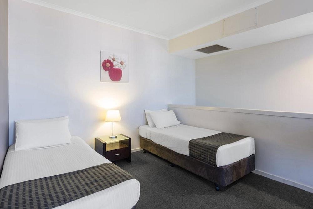 Riverside Aparthotel 4*