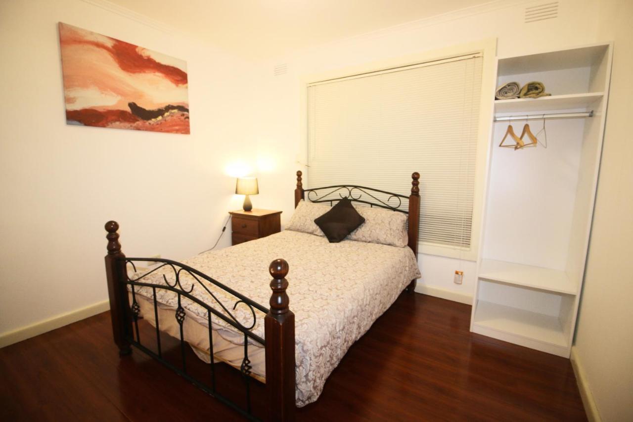 Sunny House - Airport Guest house Melbourne