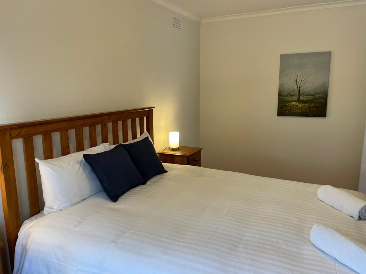 3 Bedroom Family House Close To Airport Holiday home