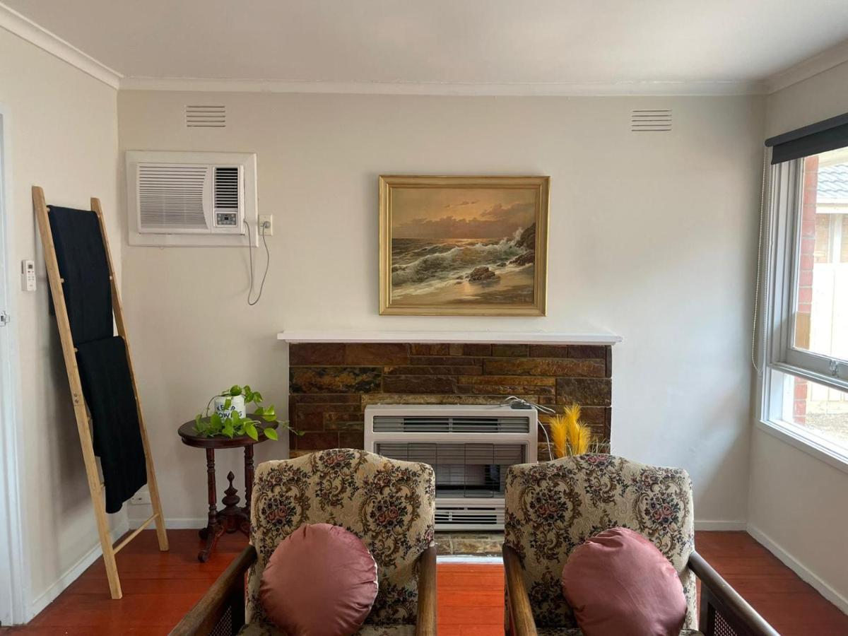 3 Bedroom Family House Close To Airport Holiday home *