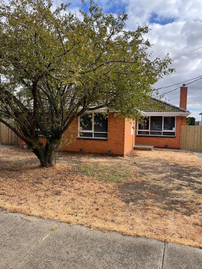 3 Bedroom Family House Close To Airport Holiday home
