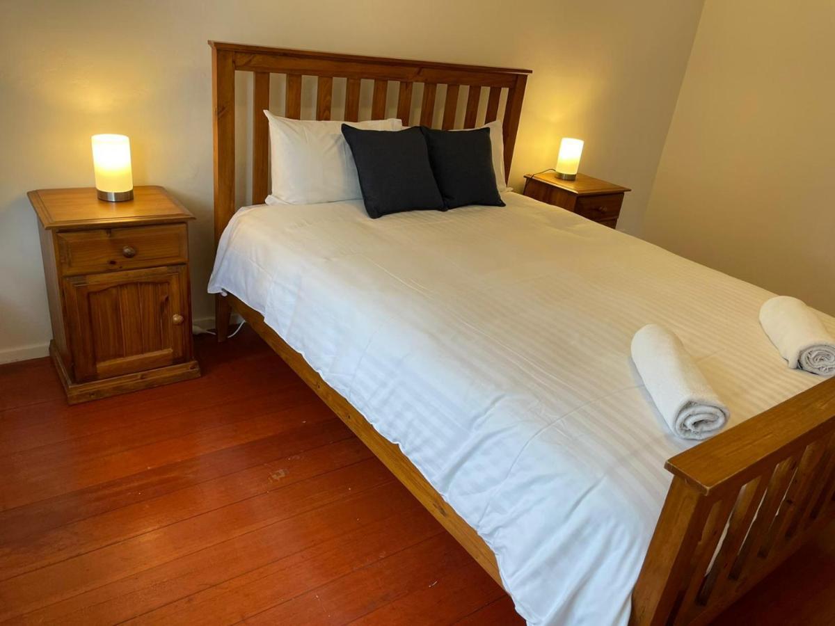 3 Bedroom Family House Close To Airport Holiday home *