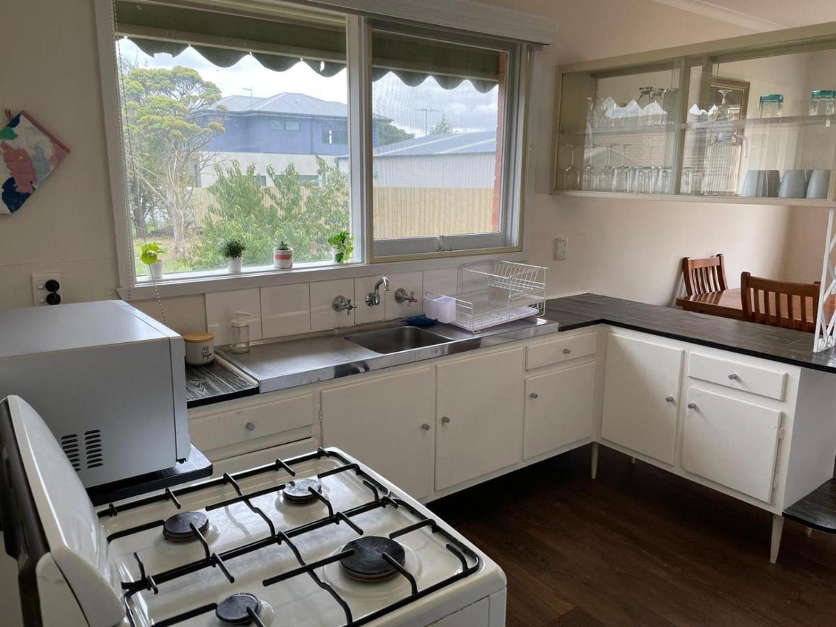 3 Bedroom Family House Close To Airport Holiday home *