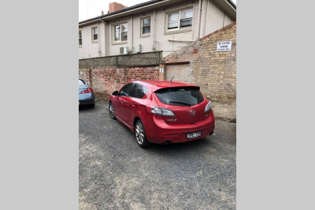 Apartment East City Studio - Amazing Location & Sunny Charm *