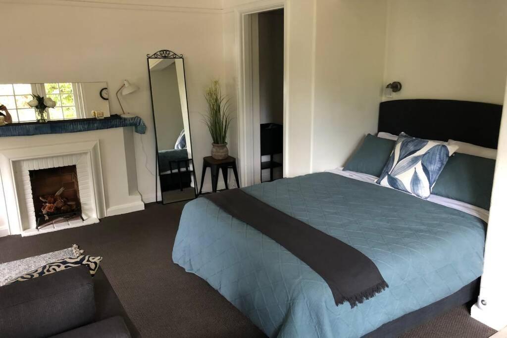 Apartment East City Studio - Amazing Location & Sunny Charm *
