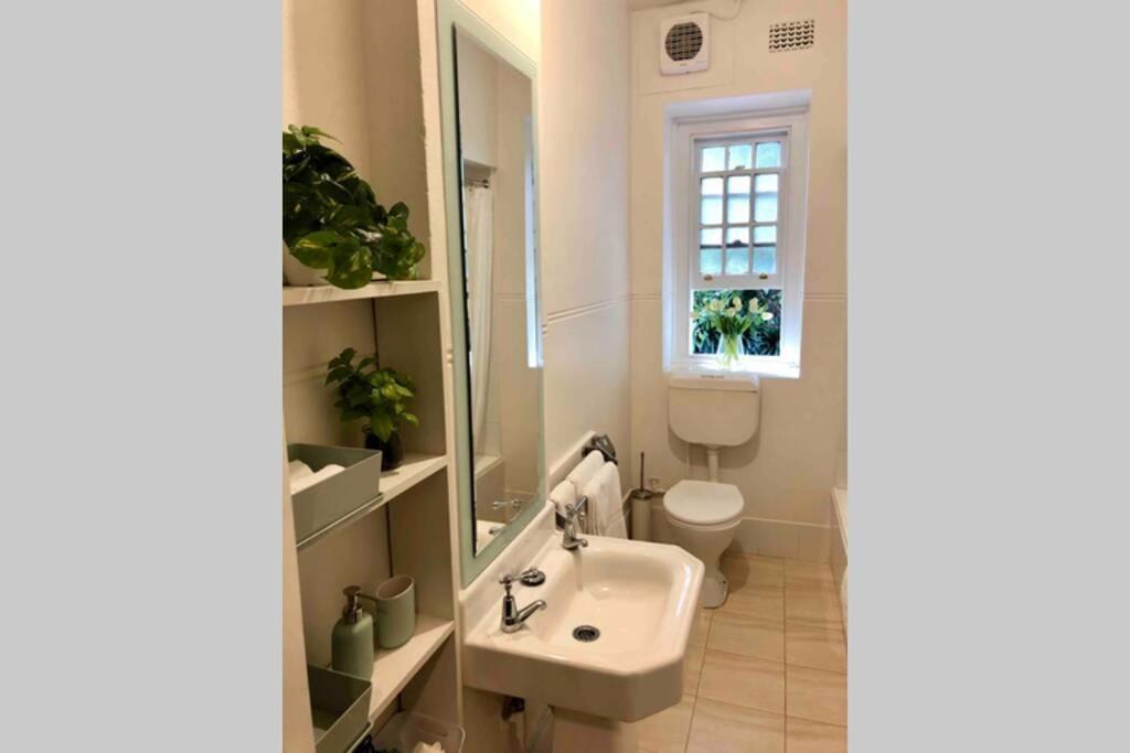 East City Studio - Amazing Location & Sunny Charm Apartment *