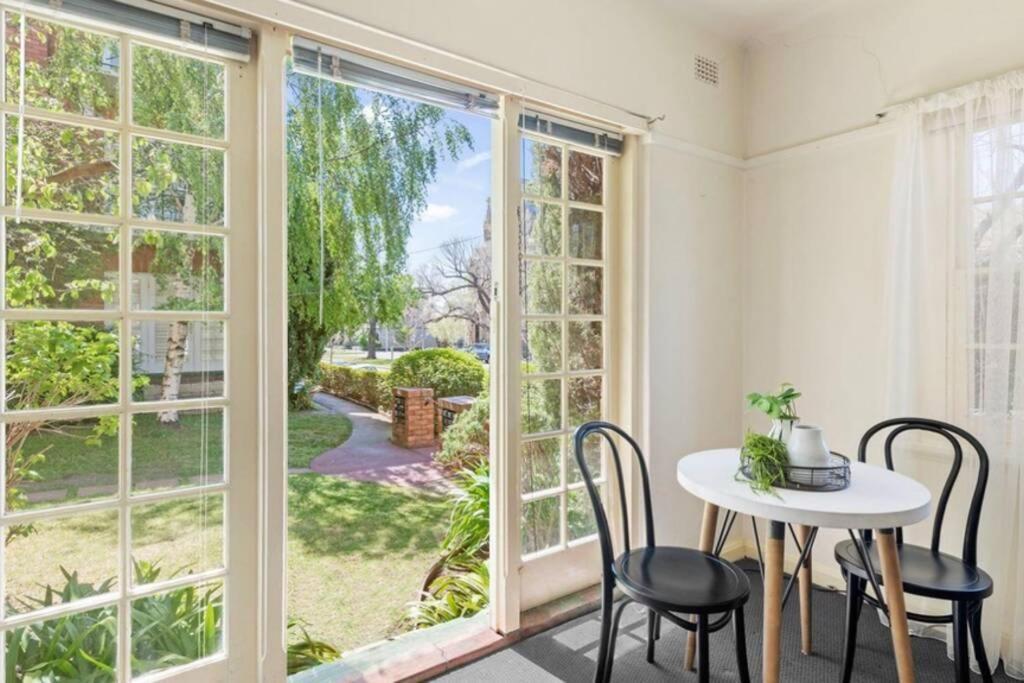 East City Studio - Amazing Location & Sunny Charm * Melbourne