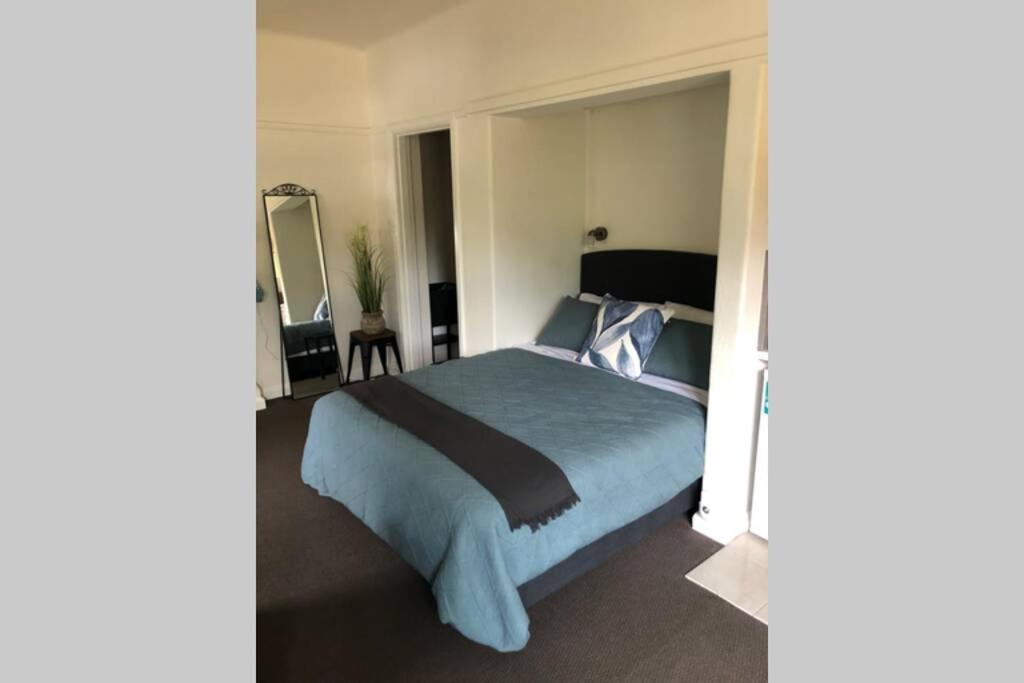 Apartment East City Studio - Amazing Location & Sunny Charm *