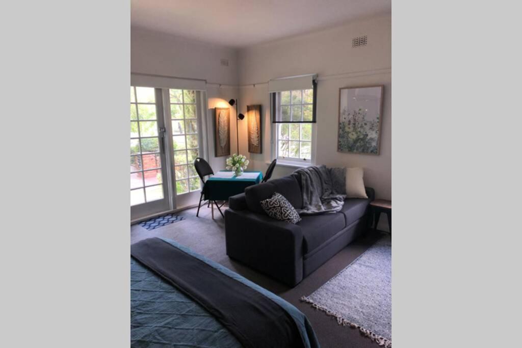 East City Studio - Amazing Location & Sunny Charm Apartment *