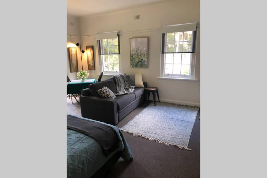 East City Studio - Amazing Location & Sunny Charm * Melbourne