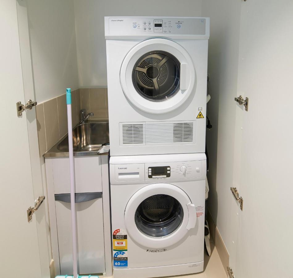 Apartment 2 Bed 2 Bathroom Brand New Unit With Gym And Pool Melbourne