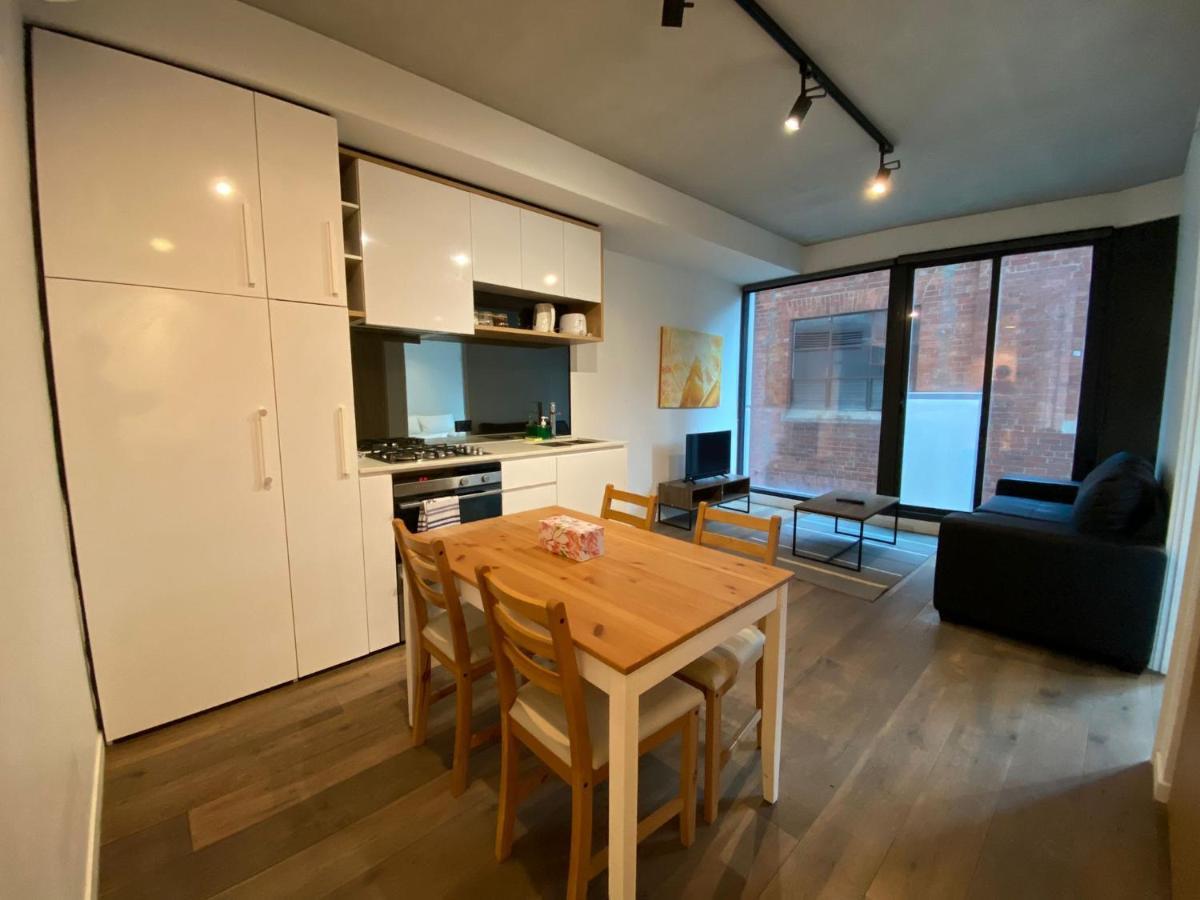Mono On La Trobe Street Apartment