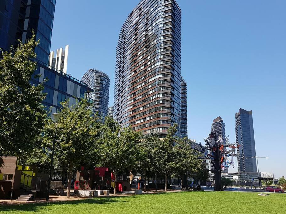 Docklands Riverside Views *