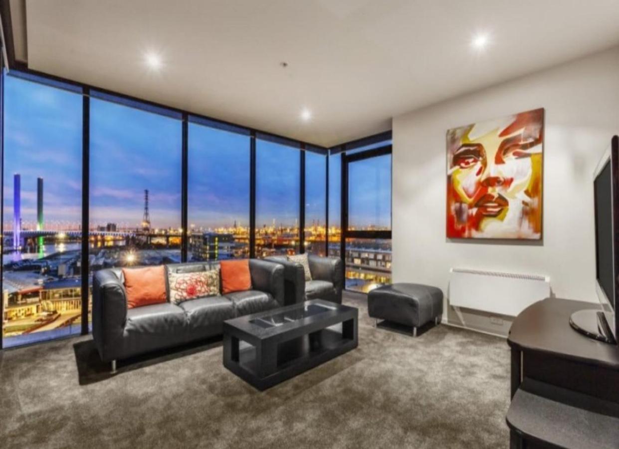Lovely Waterfront With Swimming Pool And Gym In The Heart Of Docklands Apartment *