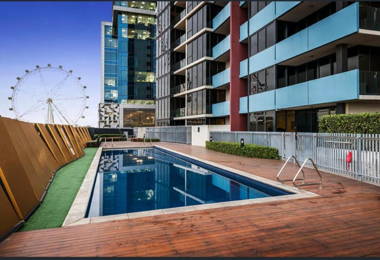 Lovely Waterfront With Swimming Pool And Gym In The Heart Of Docklands Melbourne