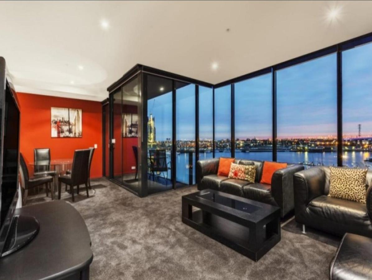Lovely Waterfront With Swimming Pool And Gym In The Heart Of Docklands *