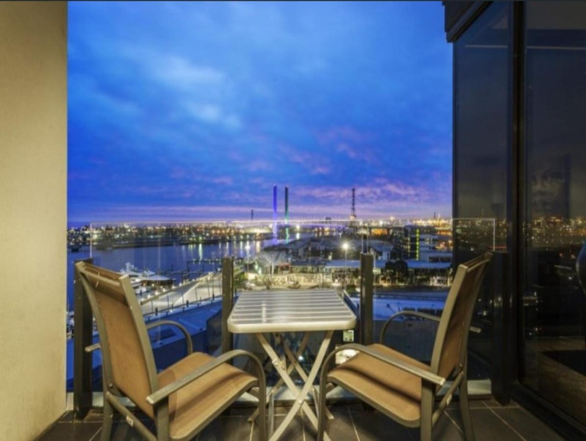 Lovely Waterfront With Swimming Pool And Gym In The Heart Of Docklands