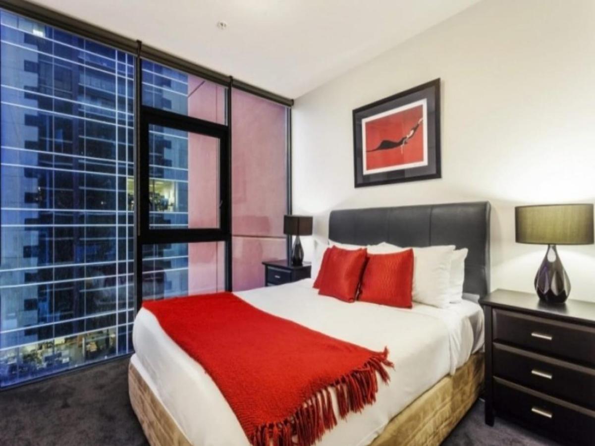 Lovely Waterfront With Swimming Pool And Gym In The Heart Of Docklands Apartment Melbourne