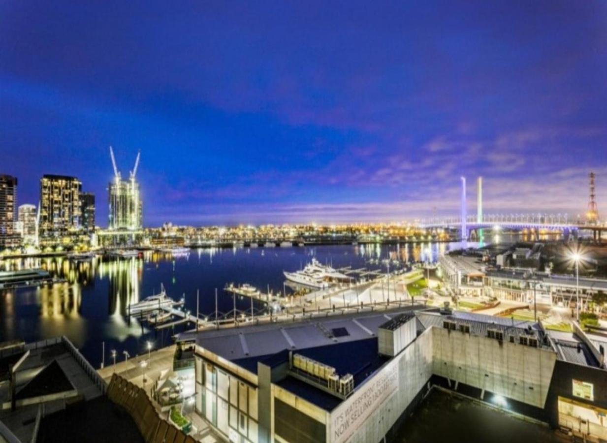 Lovely Waterfront With Swimming Pool And Gym In The Heart Of Docklands Apartment