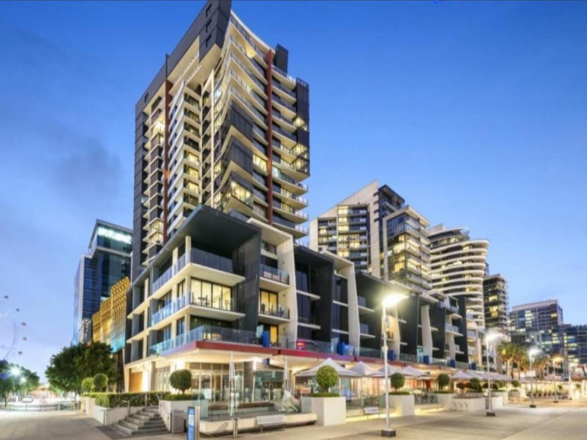 Lovely Waterfront With Swimming Pool And Gym In The Heart Of Docklands Apartment *