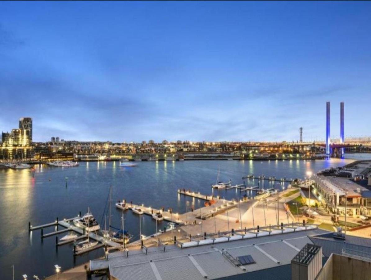 Lovely Waterfront With Swimming Pool And Gym In The Heart Of Docklands Melbourne