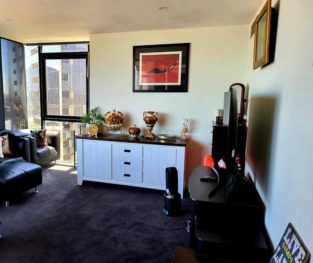Lovely Waterfront With Swimming Pool And Gym In The Heart Of Docklands *
