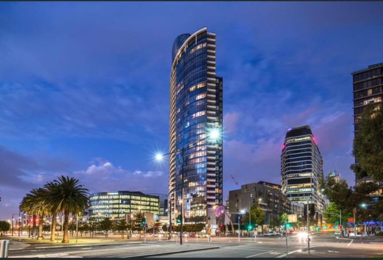 Lovely Waterfront With Swimming Pool And Gym In The Heart Of Docklands Apartment *
