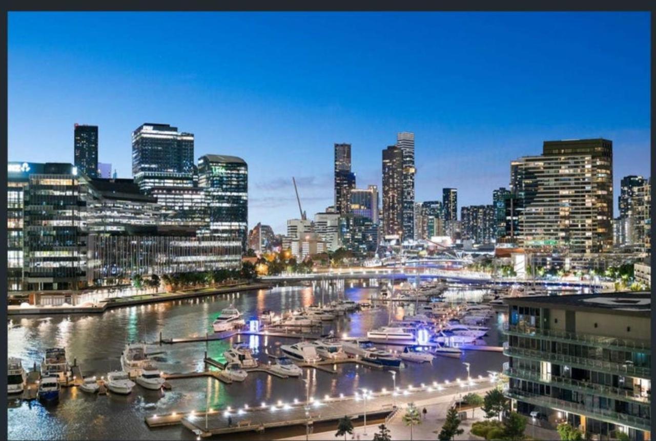 Lovely Waterfront With Swimming Pool And Gym In The Heart Of Docklands Melbourne