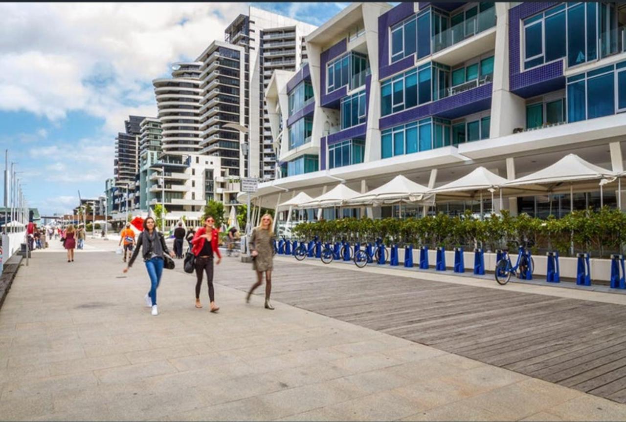Lovely Waterfront With Swimming Pool And Gym In The Heart Of Docklands Melbourne
