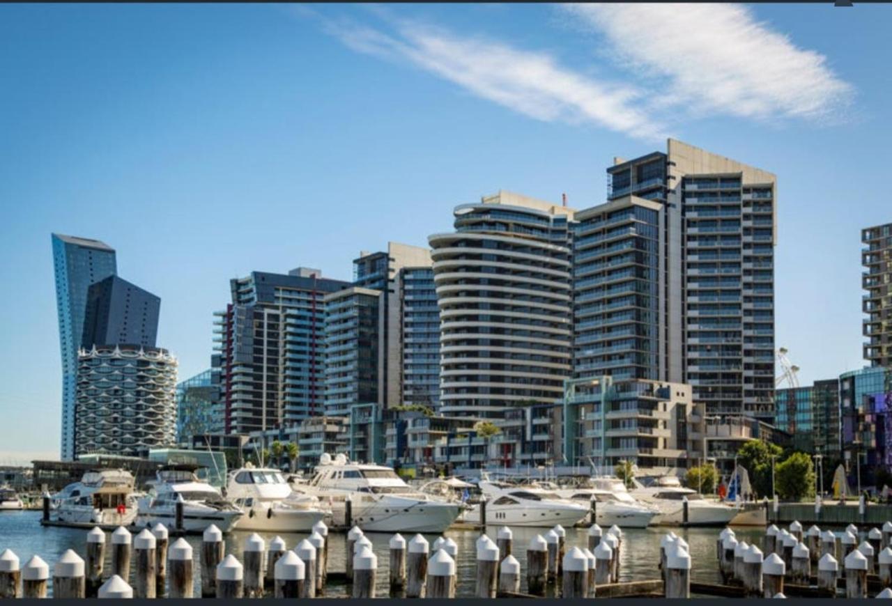 Lovely Waterfront With Swimming Pool And Gym In The Heart Of Docklands Apartment *