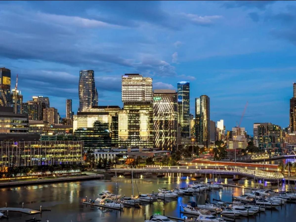 Lovely Waterfront With Swimming Pool And Gym In The Heart Of Docklands *