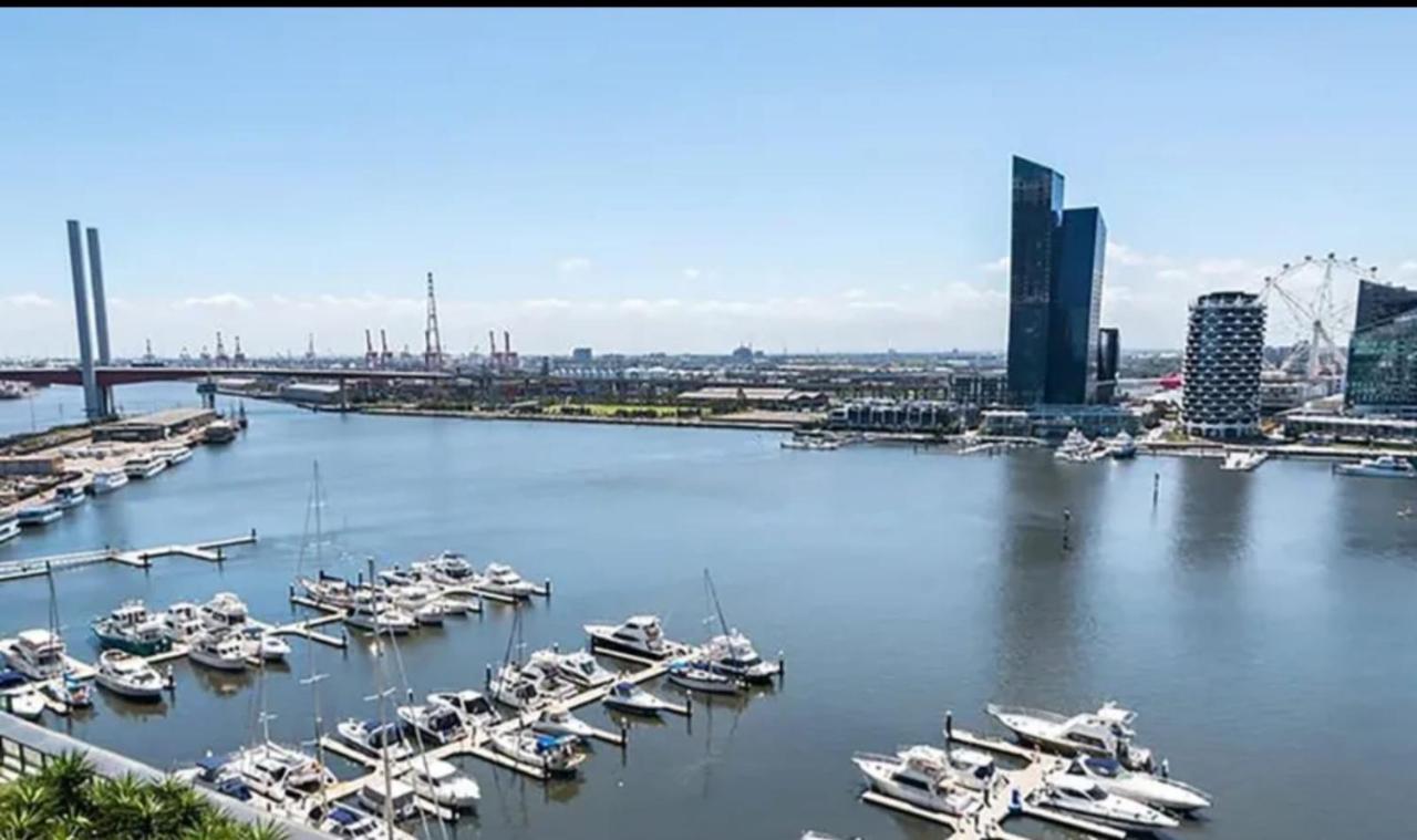 Lovely Waterfront With Swimming Pool And Gym In The Heart Of Docklands