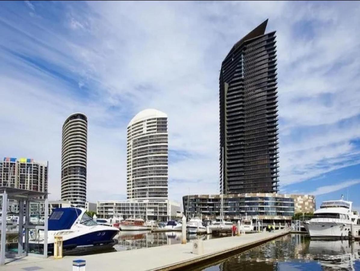 Lovely Waterfront With Swimming Pool And Gym In The Heart Of Docklands Apartment