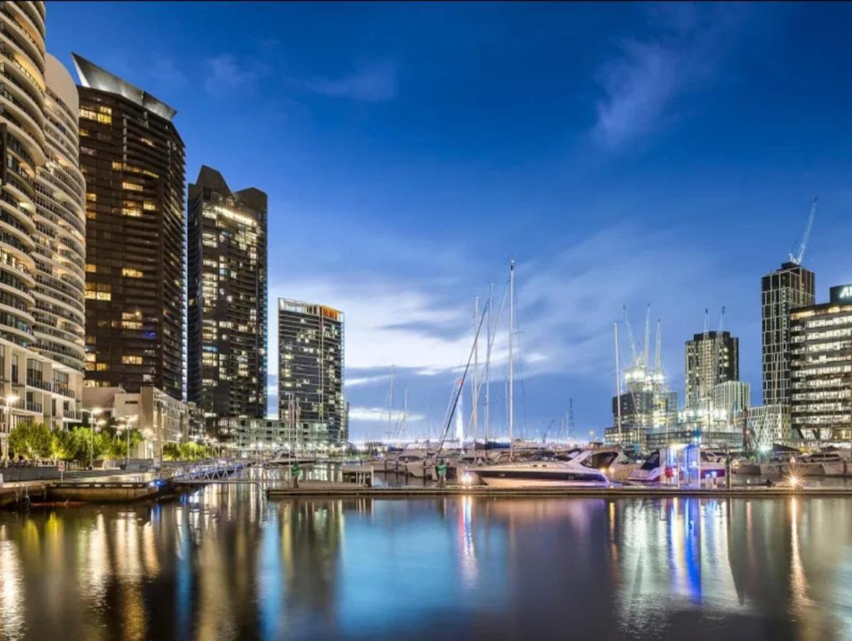 Lovely Waterfront With Swimming Pool And Gym In The Heart Of Docklands Melbourne