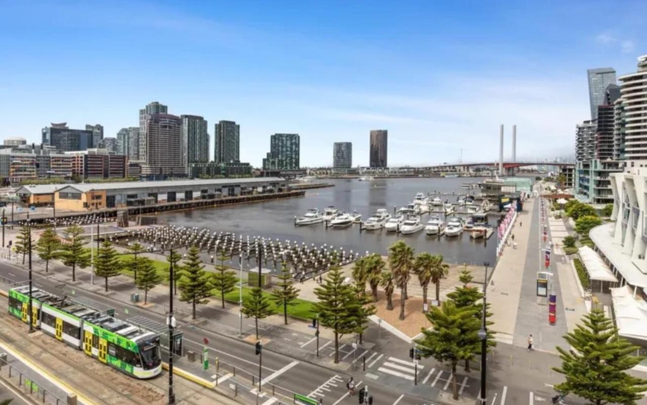 Apartment Lovely Waterfront With Swimming Pool And Gym In The Heart Of Docklands Melbourne