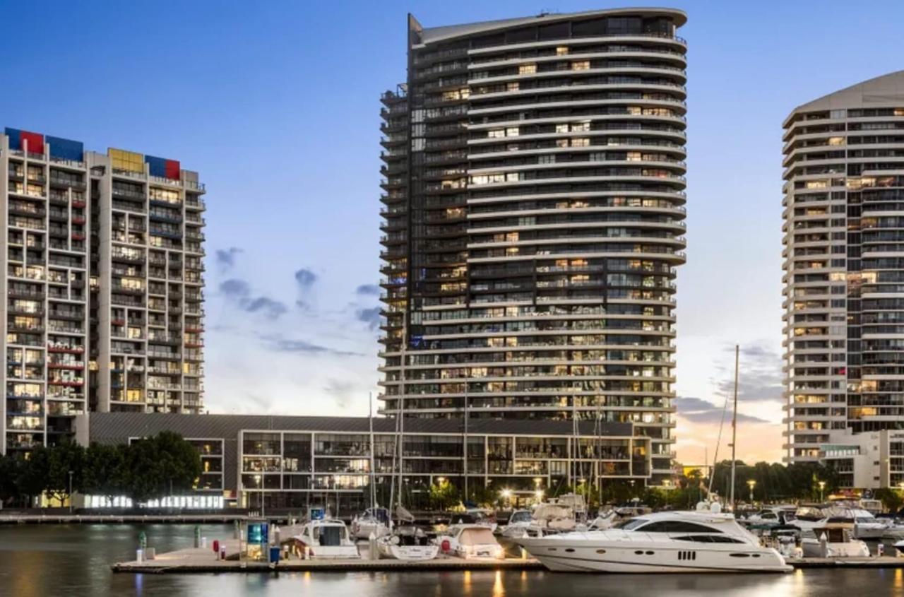 Lovely Waterfront With Swimming Pool And Gym In The Heart Of Docklands Melbourne