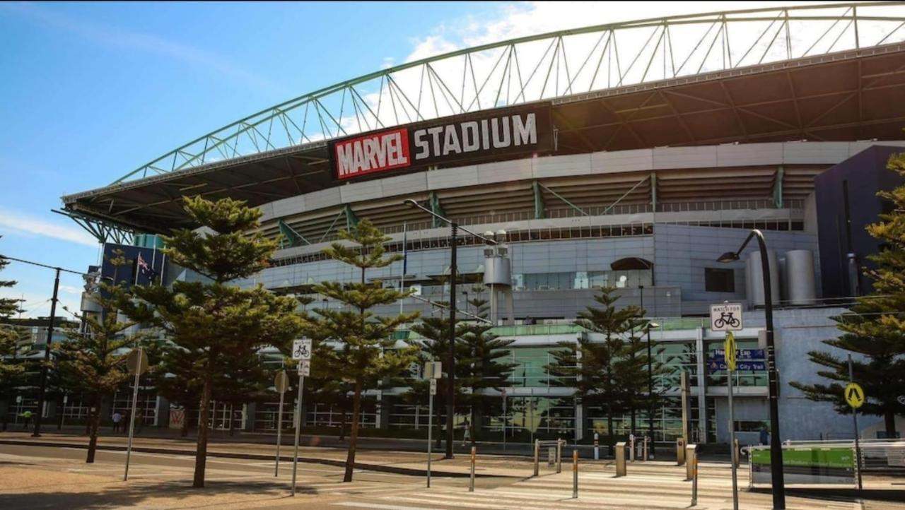 Lovely Waterfront With Swimming Pool And Gym In The Heart Of Docklands Apartment *