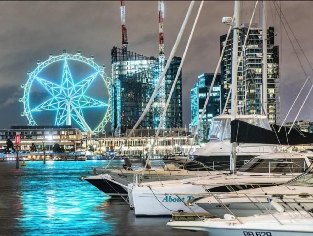 Lovely Waterfront With Swimming Pool And Gym In The Heart Of Docklands Melbourne