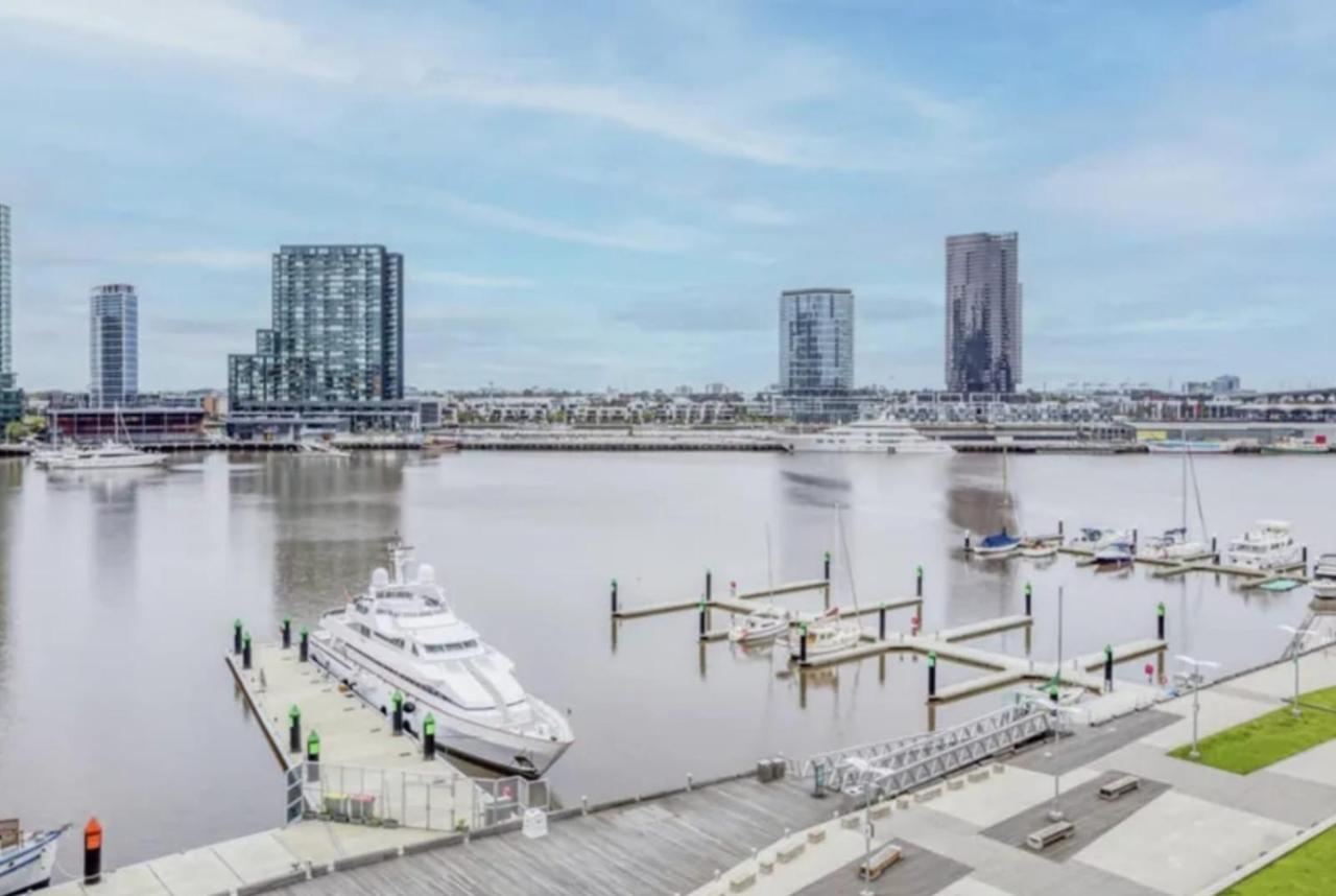 Lovely Waterfront With Swimming Pool And Gym In The Heart Of Docklands