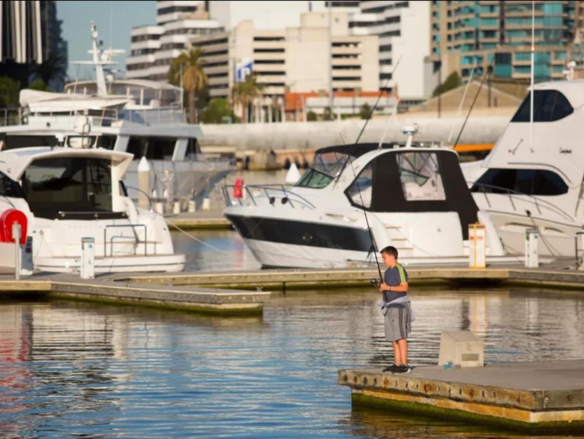 Lovely Waterfront With Swimming Pool And Gym In The Heart Of Docklands Apartment
